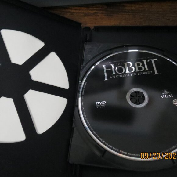 The Hobbit an Unexpected Journey 2 disc DVD with jewel case- jewel case has flaw - Picture 3 of 4